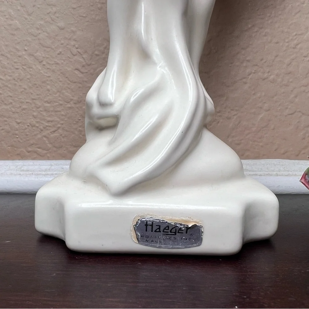Haeger sculptural pedestal